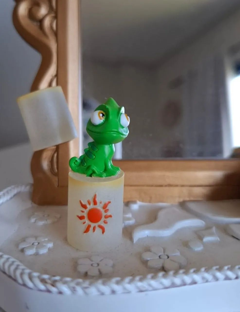 Espelho com miniatura Rapunzel e Pascal acende a luz - Foto 4