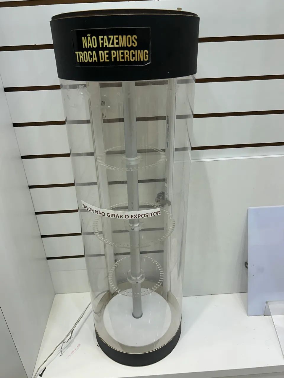 Expositor de piercings giratório com luz em acrílico 