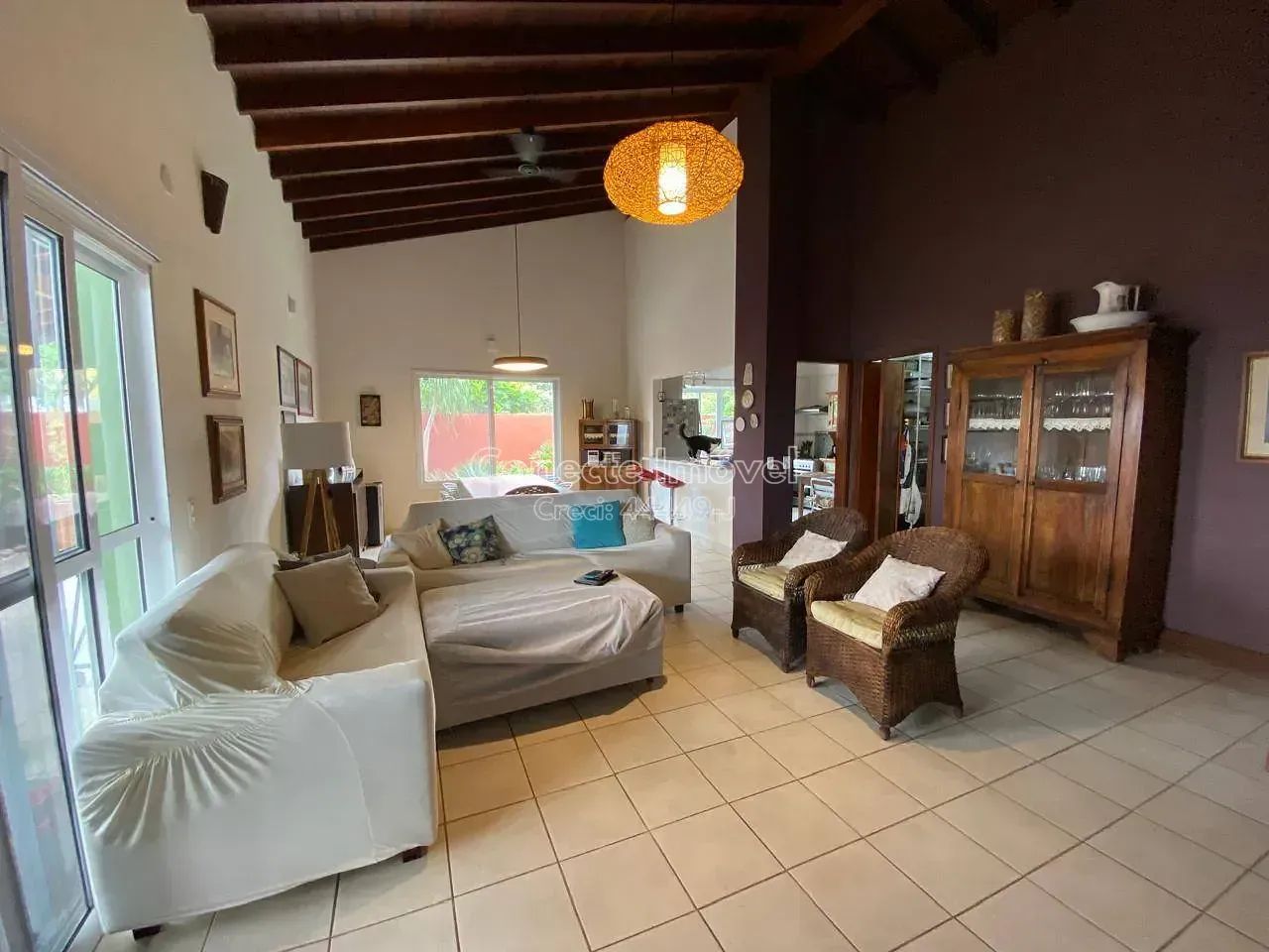 Casa ampla com suíte, espaço versátil e quintal em localização privilegiada, próxima a com - Foto 4