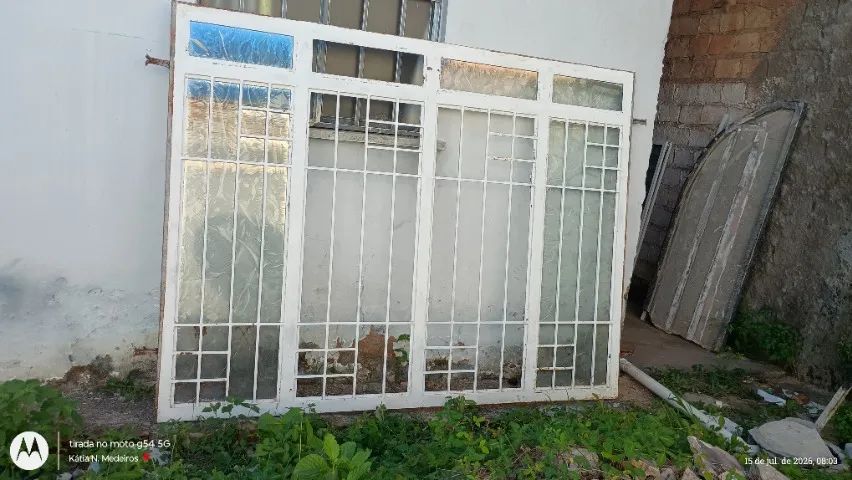Vende-se execelente janela de ferro 