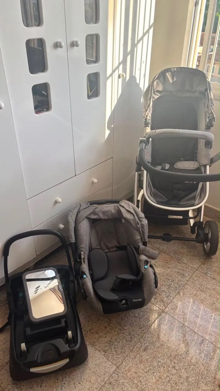 Carrinho de bebê e bebê conforto 