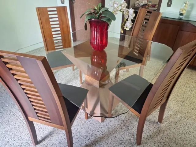 Conjunto Mesa de Jantar 4 cadeiras e Buffet de 4 portas