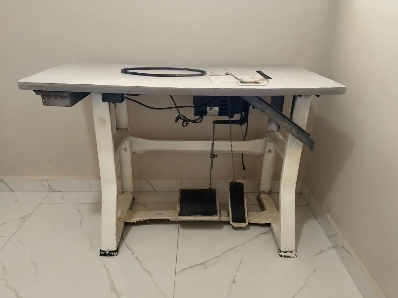 Mesa c/ motor p/ Overlock Semi-industrial usada