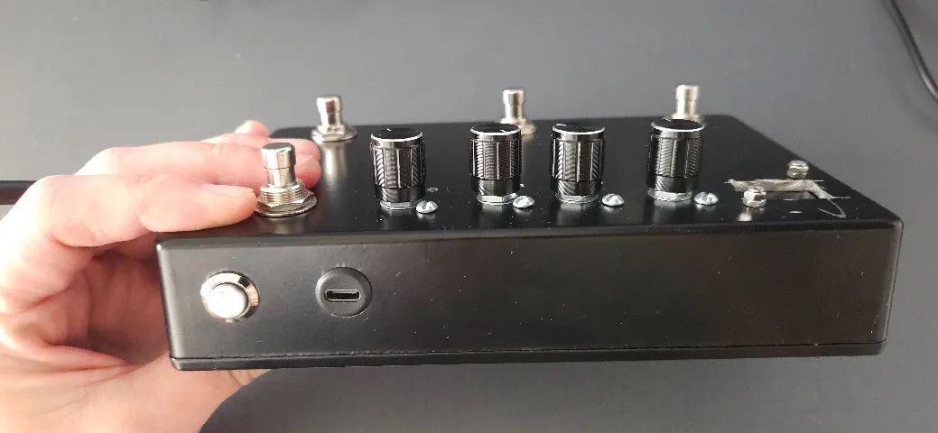 CONTROLADORA FOOTSWITCH para TONEX PLUG 4 footswitches 4 knobs display OLED e bateria int