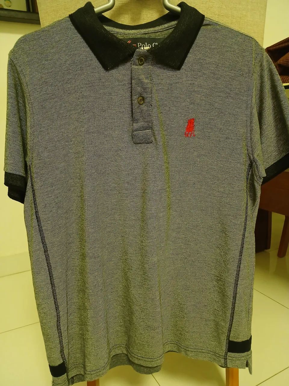 Camiseta Polo e malha manga longa.