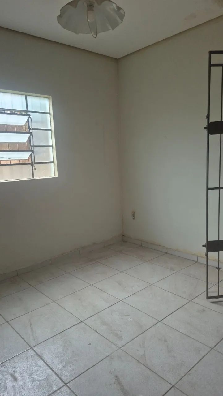 Alugo 1) imóvel com suíte, sala,WC, área e cozinha. 2) duas salas e barracão 30m2.  - Foto 3