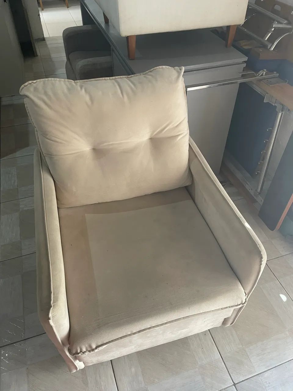 Poltrona decorativa em veludo bege  - Foto 3