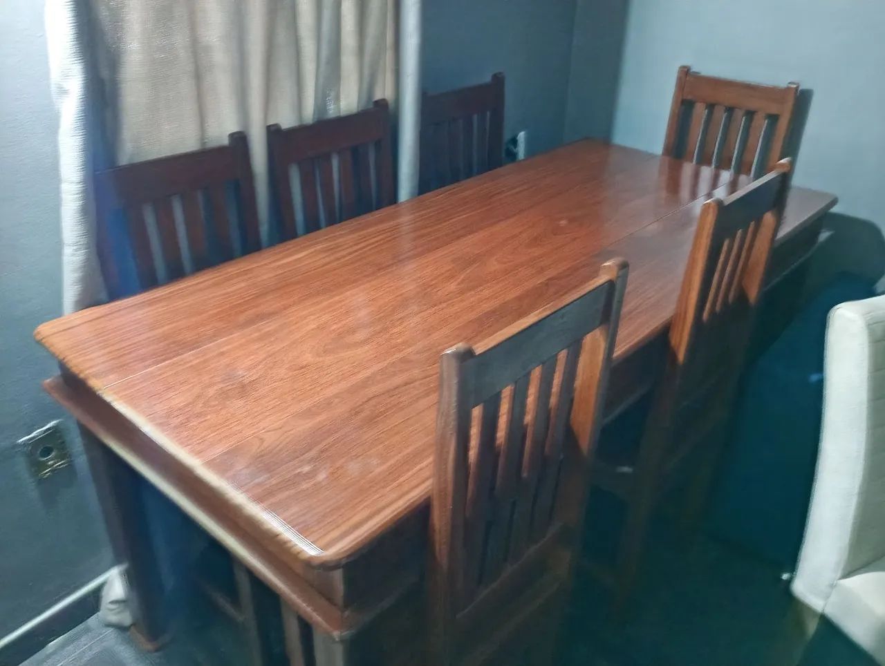 Mesa de Madeira de 6 cadeiras