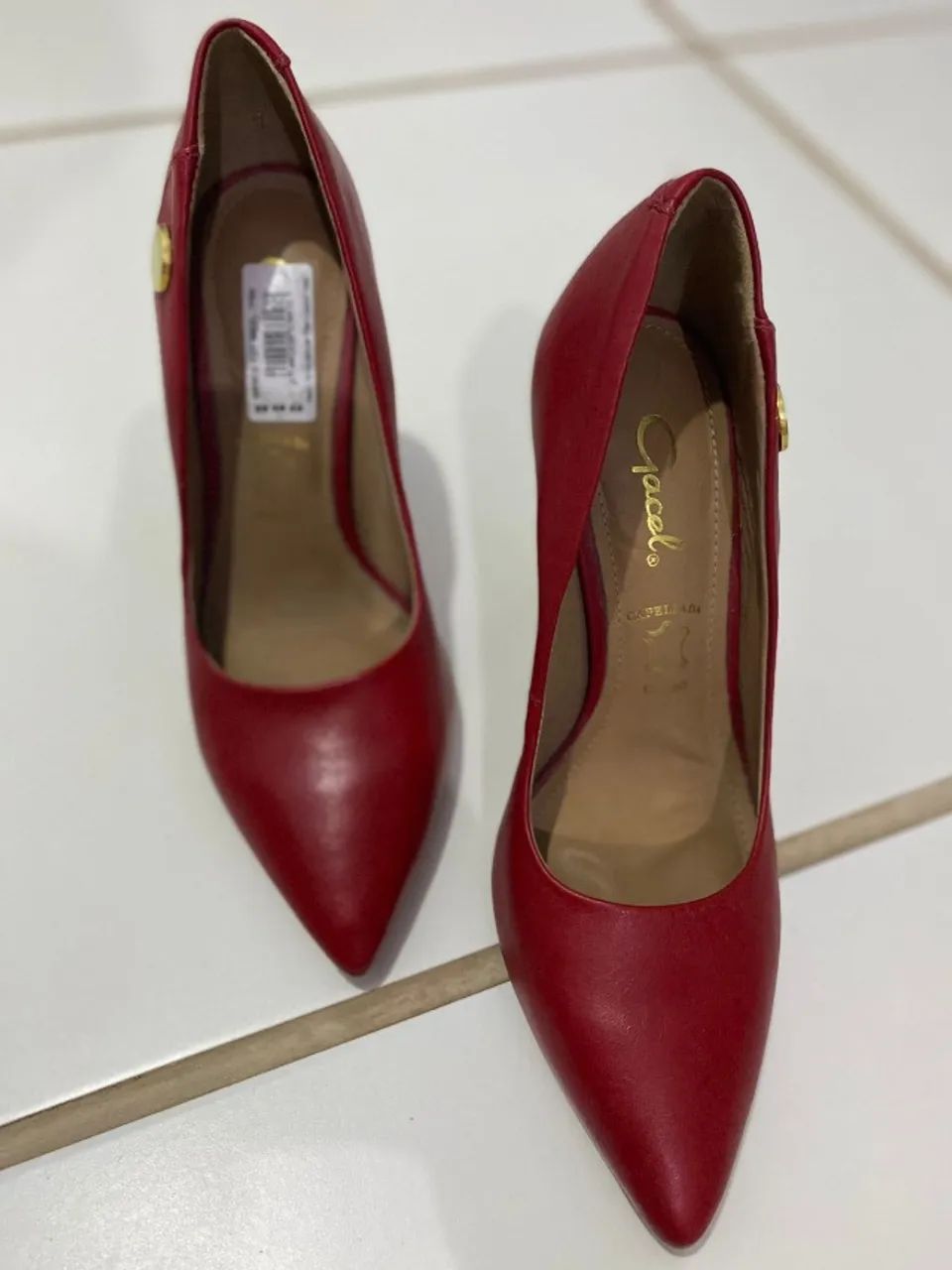 Scarpin vermelho, da marca chilena Gacel. - Foto 2