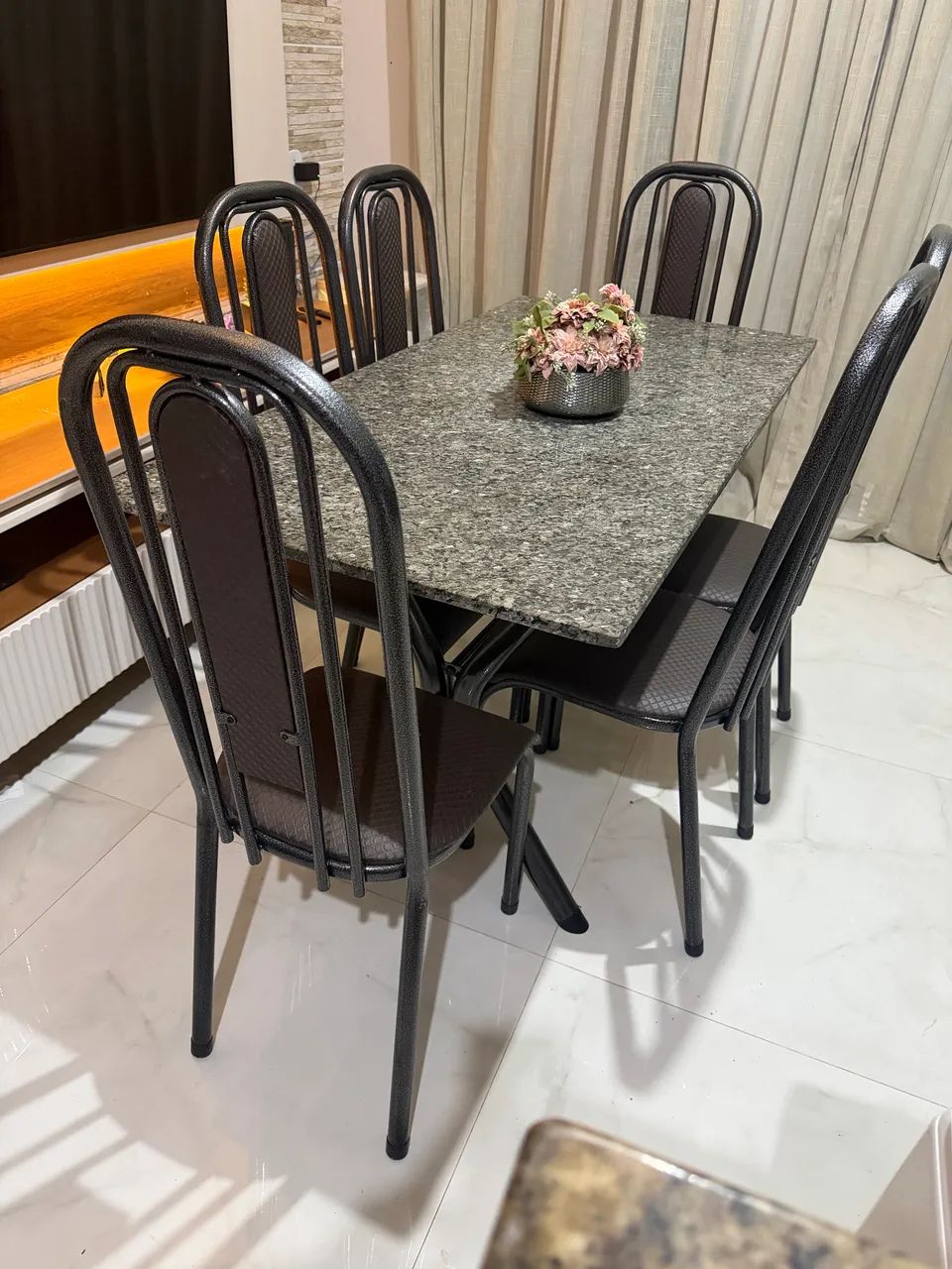 Mesa de mármore nova 1 mes de uso somente a mesa