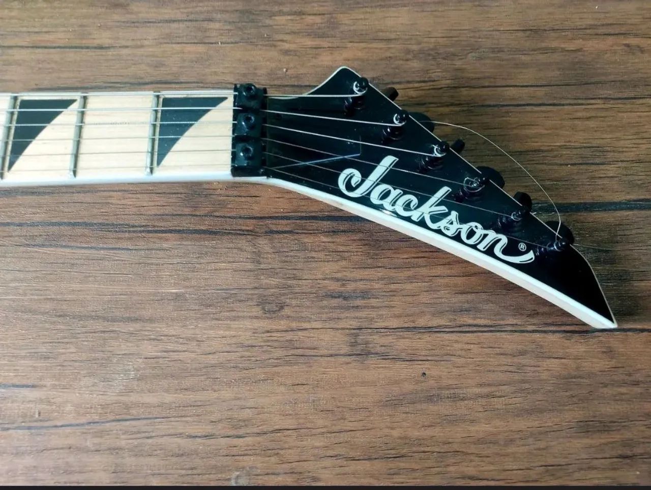 Guitarra Jackson Dinky JS32