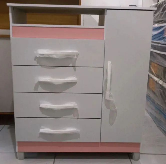 Cômoda com porta e gavetas branco rosa entrega e montagem grátis  - Foto 2
