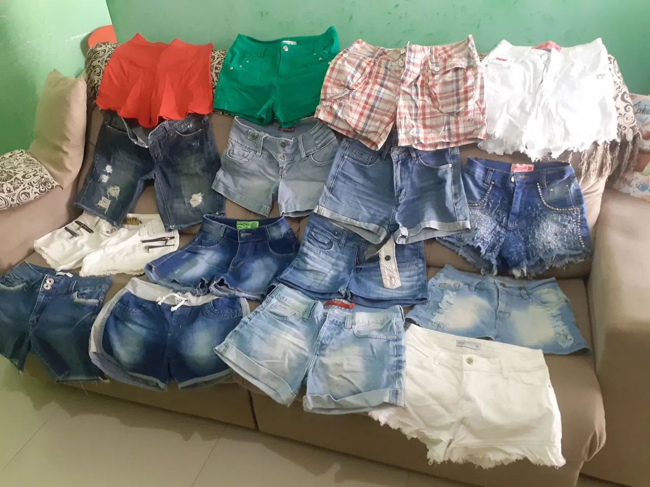 Vendo vários shorts jeans. 