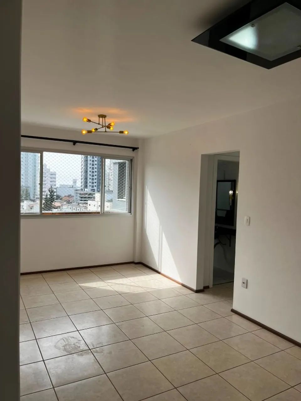 Apartamento dois quartos, próximo à Univali. Centro