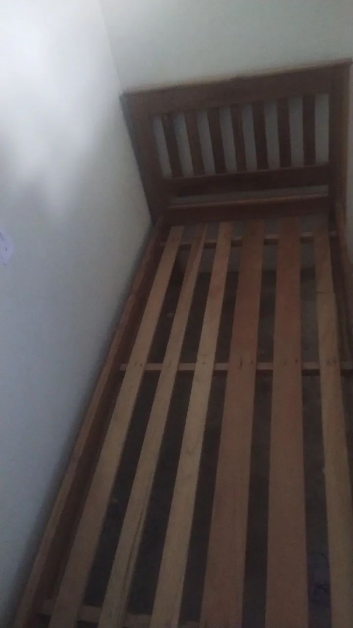 Vendo cama de solteiro em madeira  - Foto 2