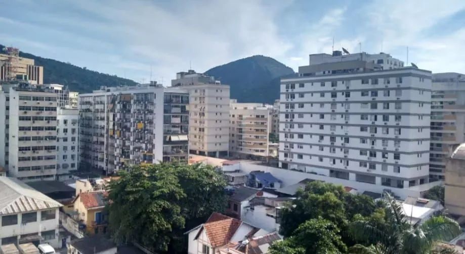Amplo conjugado perto do metrô 