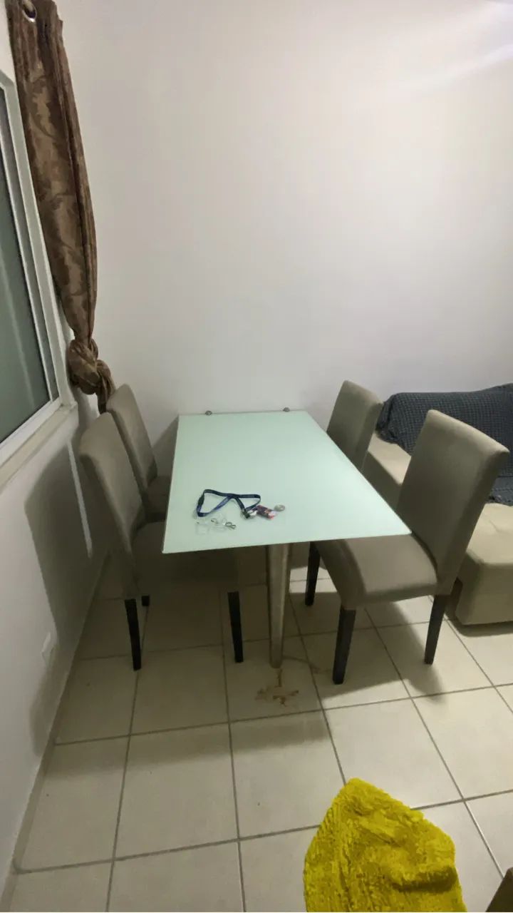 Mesa de Vidro Embutido, com 04 cadeiras - Foto 2