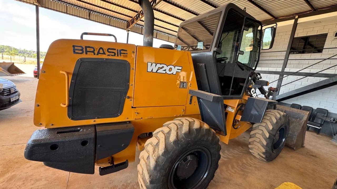 Pá carregadeira CASE W20F