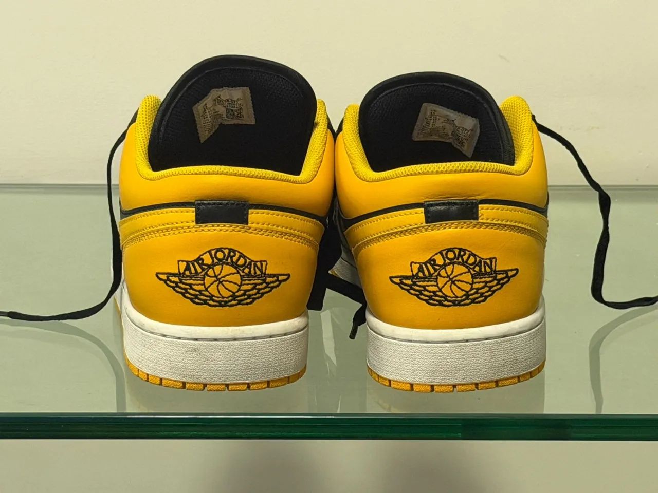 Tênis Air Jordan 1 Low black yellow - Foto 2