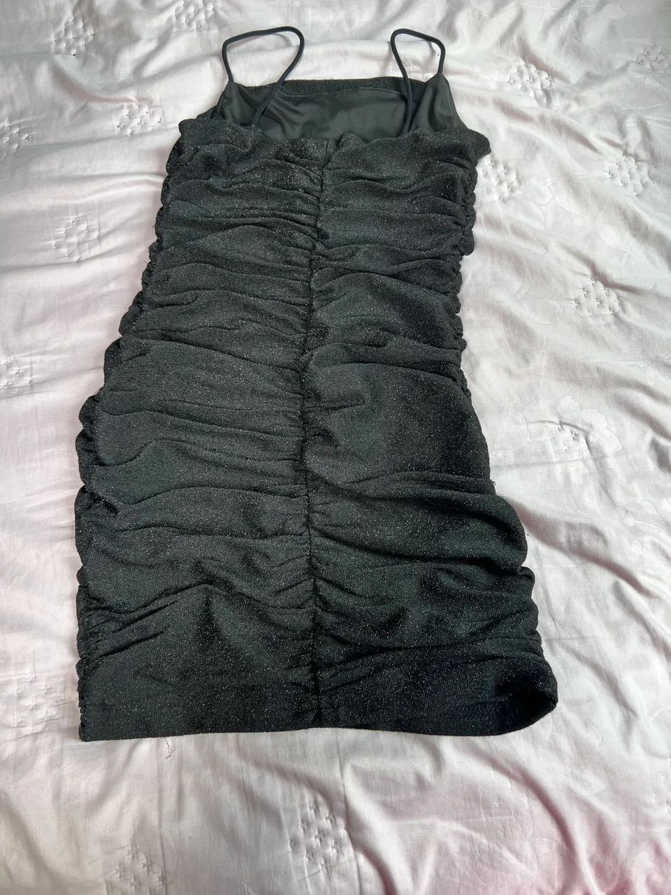 Vestido tubinho drapeado e brilhoso  - Foto 2