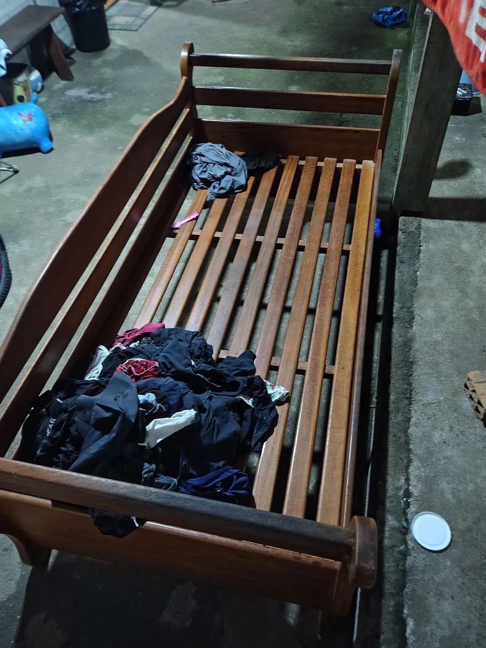 Cama de madeira maciça nova 