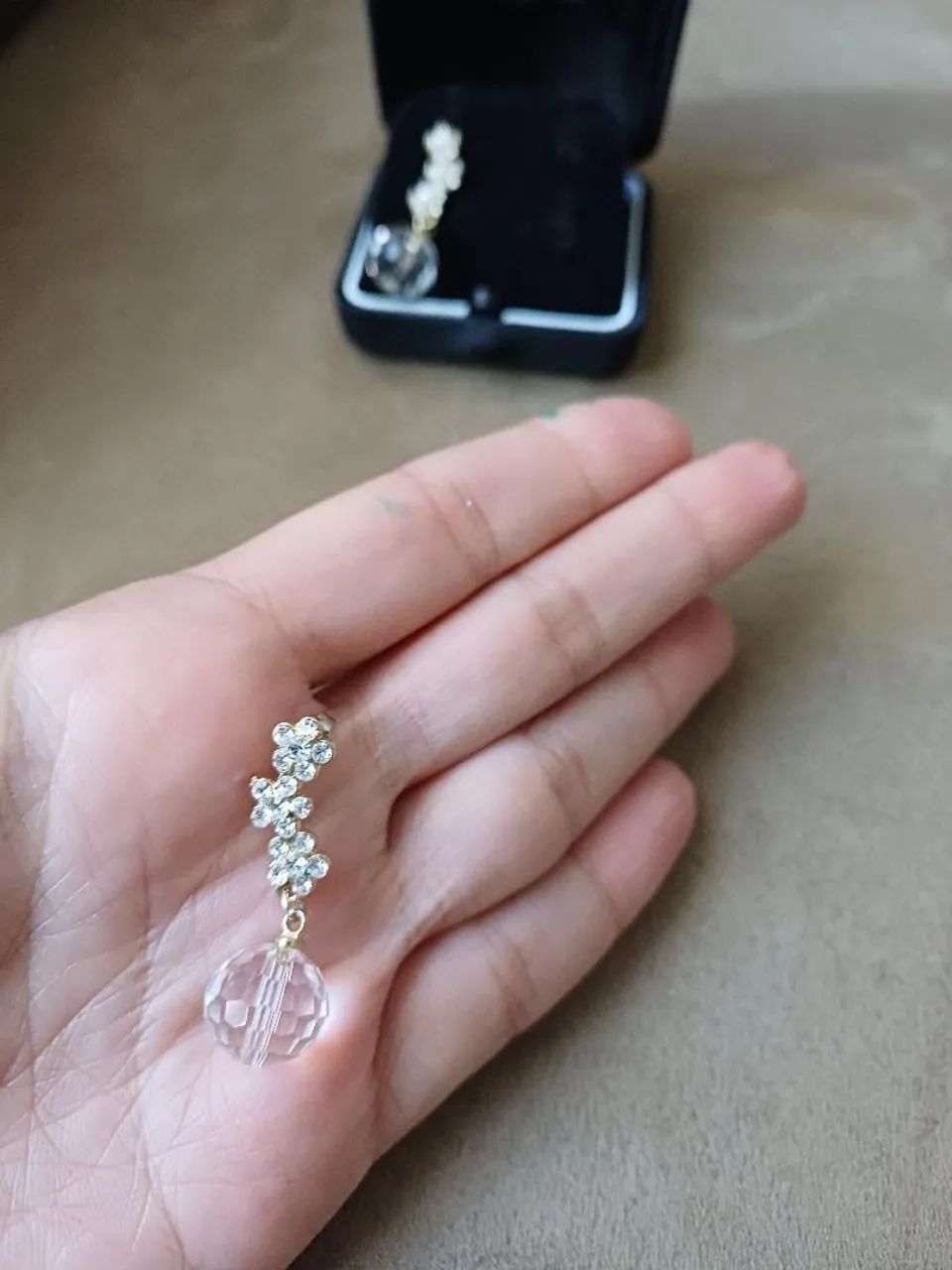Brinco pendente dourado com strass  - Foto 2