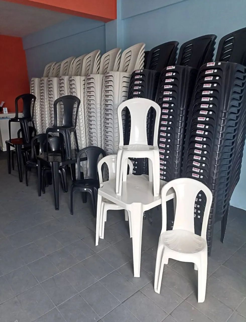 Kit de cadeiras e Mesas novos. 
