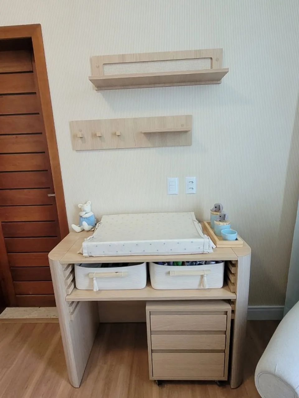 Trocador com gaveteiro e mesinha infantil