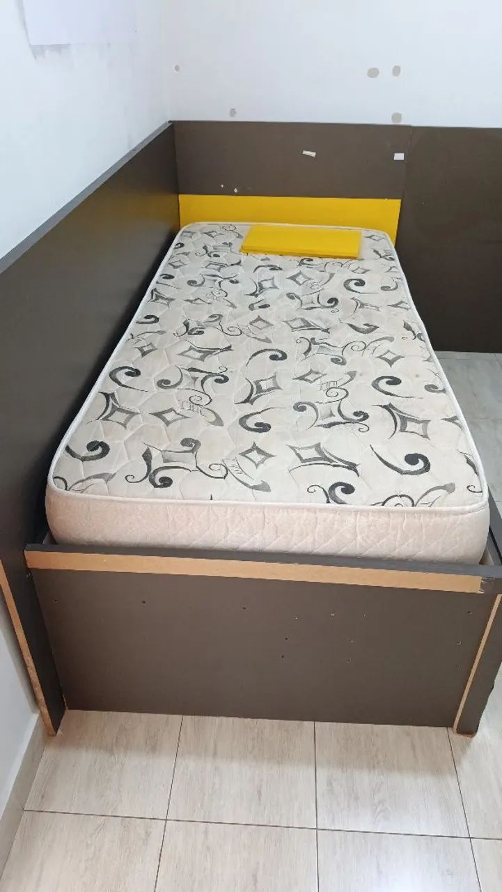 Vendo cama com bancada e gavetas