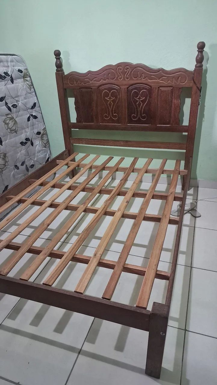 Cama casal em madeira sucupira
