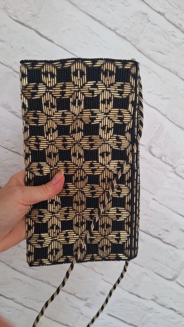  clutch H&M ( importada) preta e dourada com miçangas - Foto 5