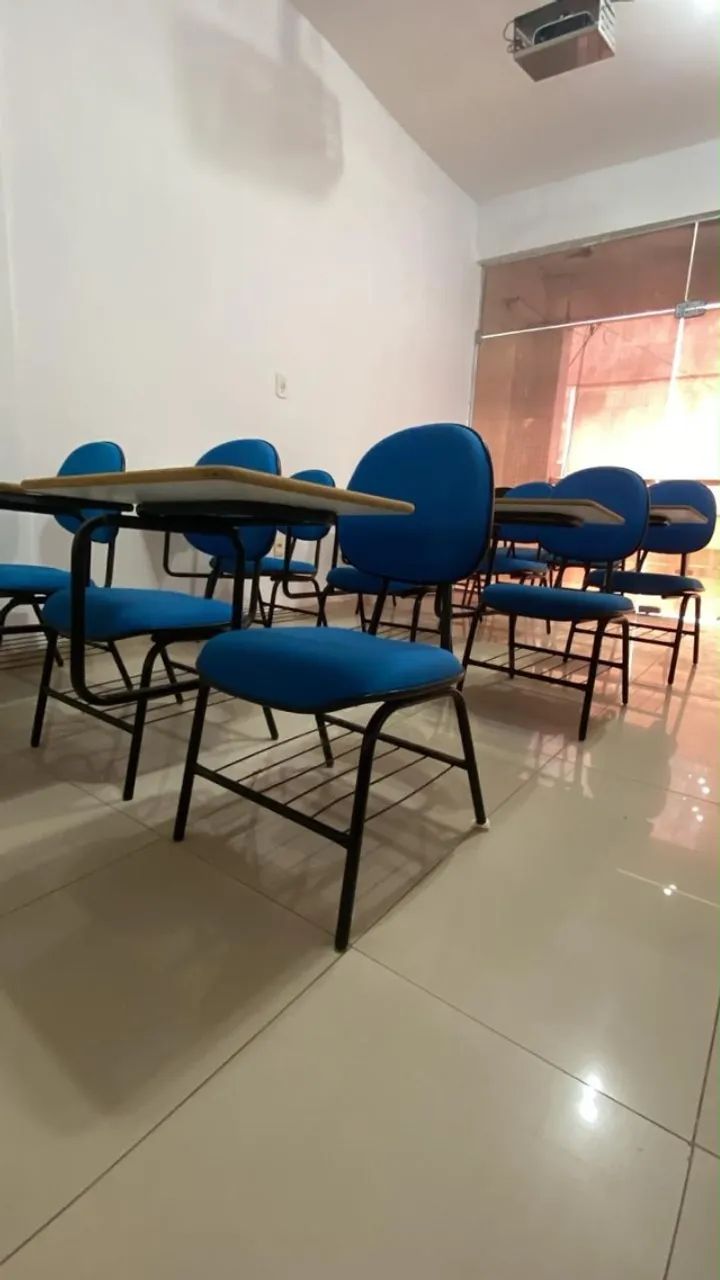 Cadeira escolar acolchoada e com braço em tamanho maior 