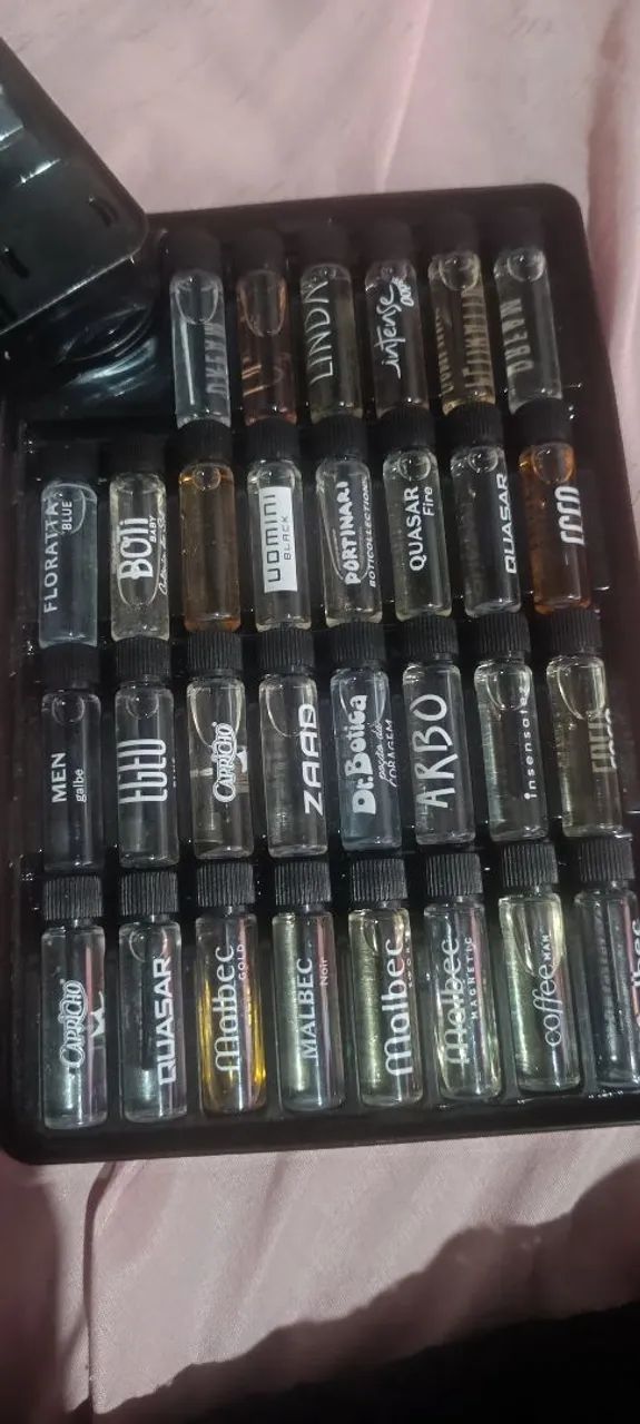 Kit com várias mini perfume da Boti