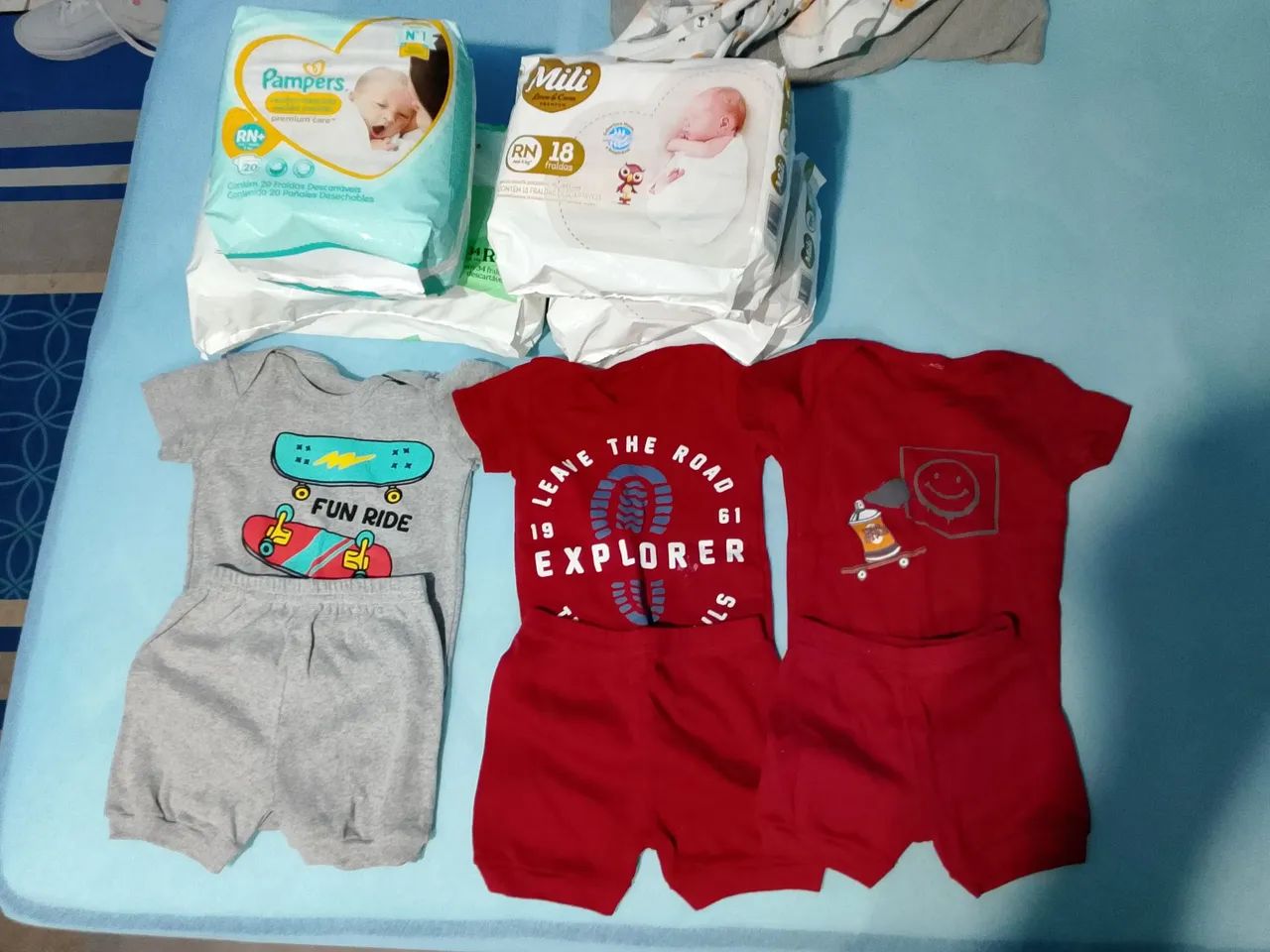 Fraudas e conjunto de roupas 