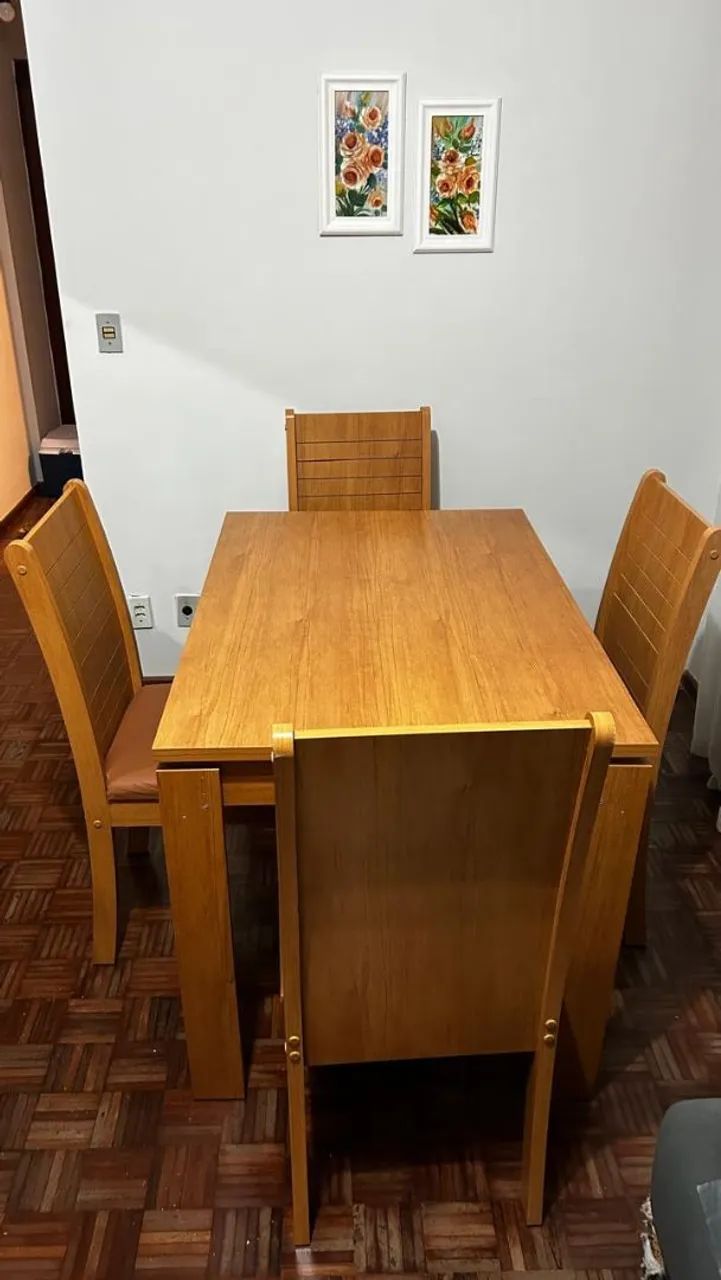 Vendo mesa de jantar 4 cadeiras 