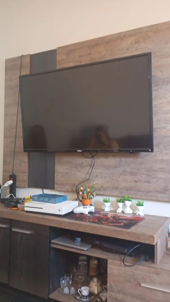 Tv philco 48, com smart desatualizado, retirada em Valparaíso de Goiás 
