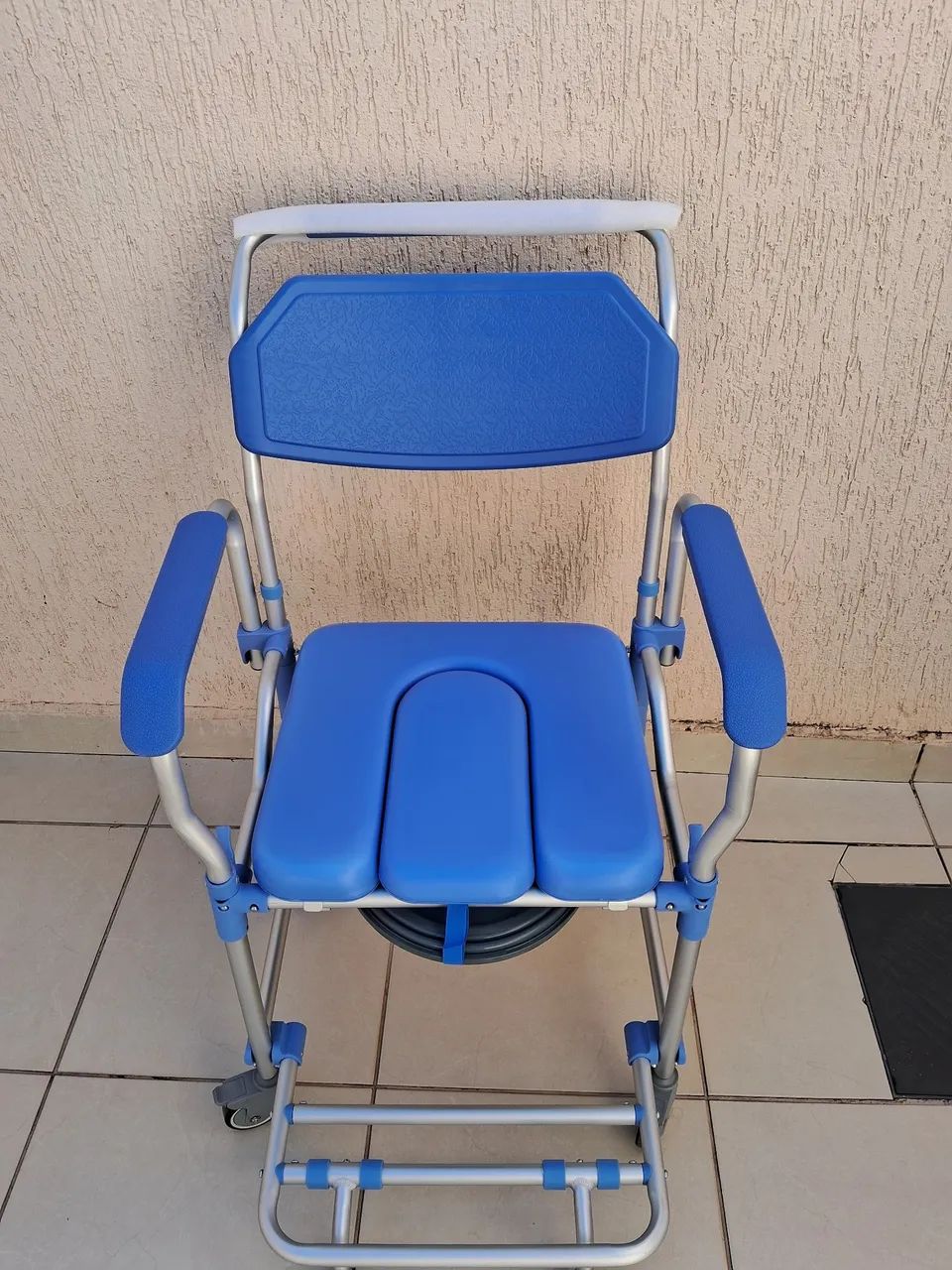 CADEIRA DE LUXO  EM ALUMÍNIO E ESTOFADA PARA BANHO NOVA - Foto 4