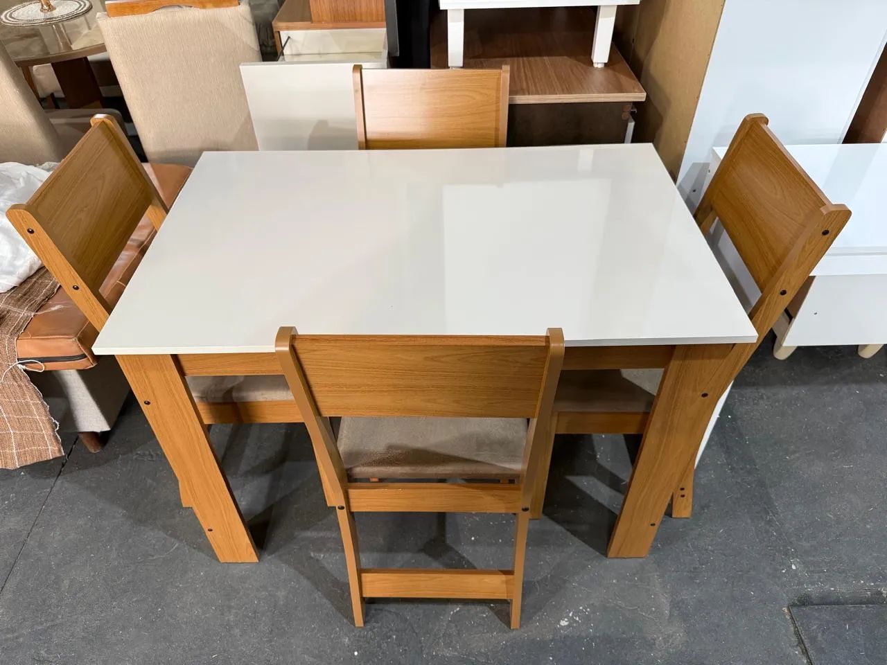 Mesa com 4 cadeiras - entregamos hoje 