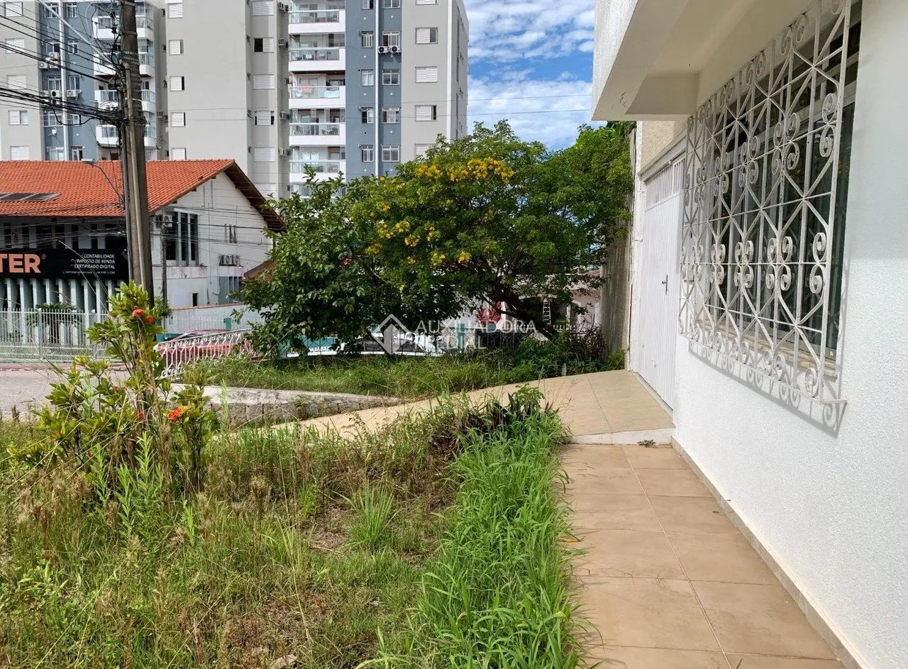 Casa de Esquina com 700 m² e Potencial Residencial ou Comercial - Foto 4