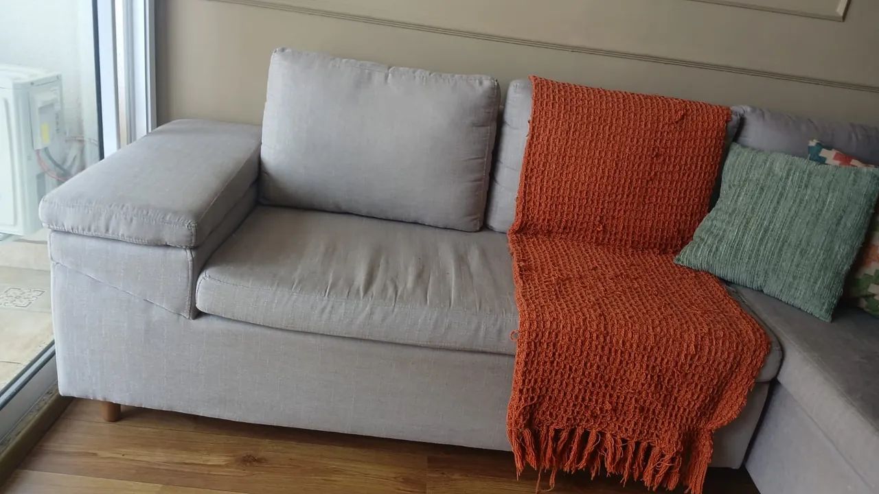 Sofá 5 Lugares com Chaise Direito Clássico com Entrada USB Linho Bege - Foto 3