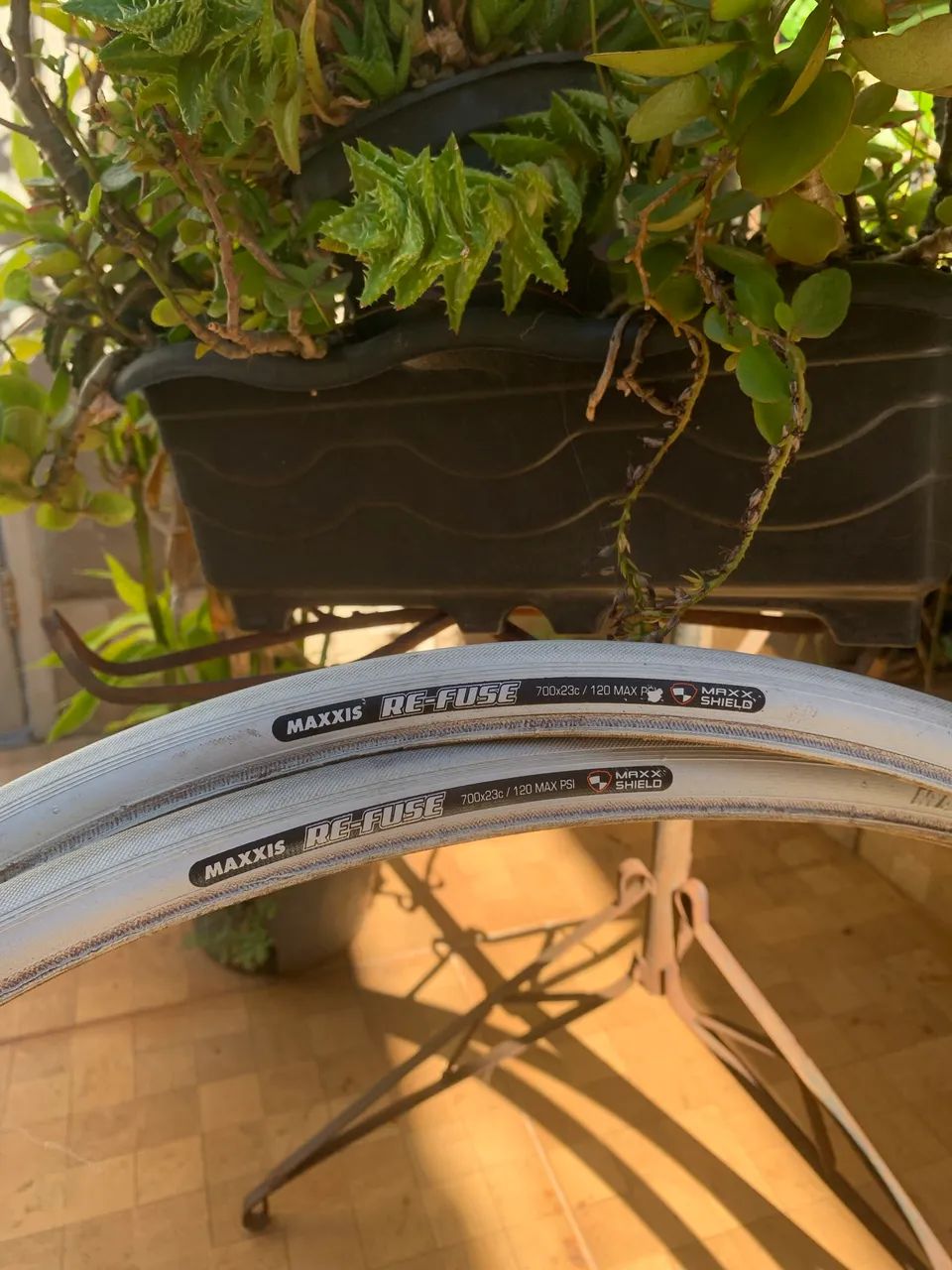 Par de Pneu MAXXIS RE-FUSE 700x23 branco - Foto 3
