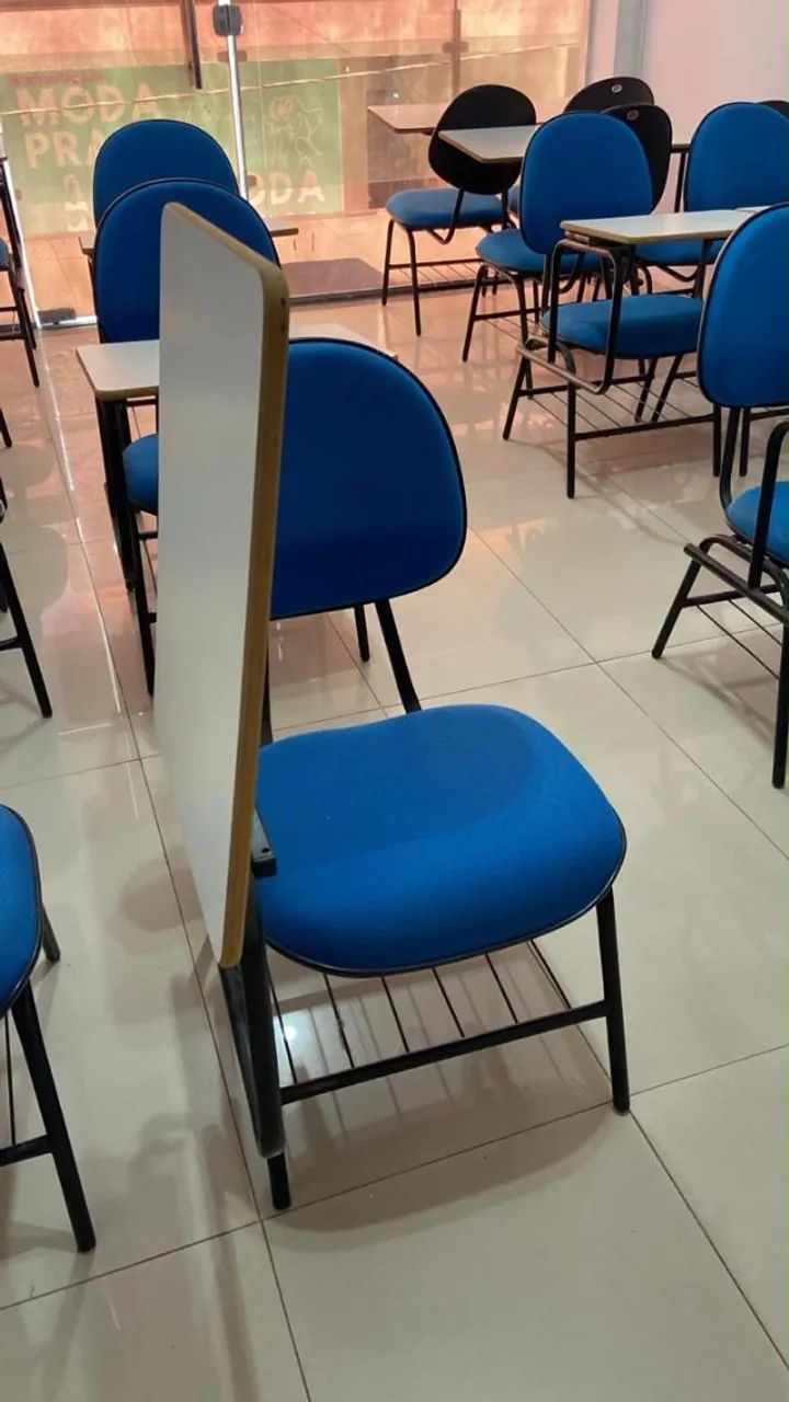 Cadeira escolar acolchoada e com braço em tamanho maior  - Foto 5