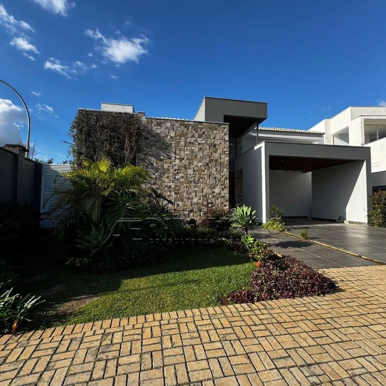 CASA TERREA EM CONDOMINIO COM 4 SUITES - ALPHAVILLE NOVA ESPLANADA 3