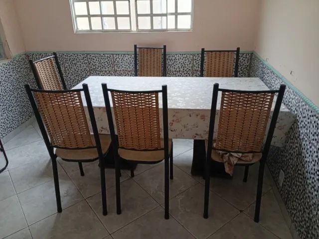 Mesa de vidro se as  cadeiras