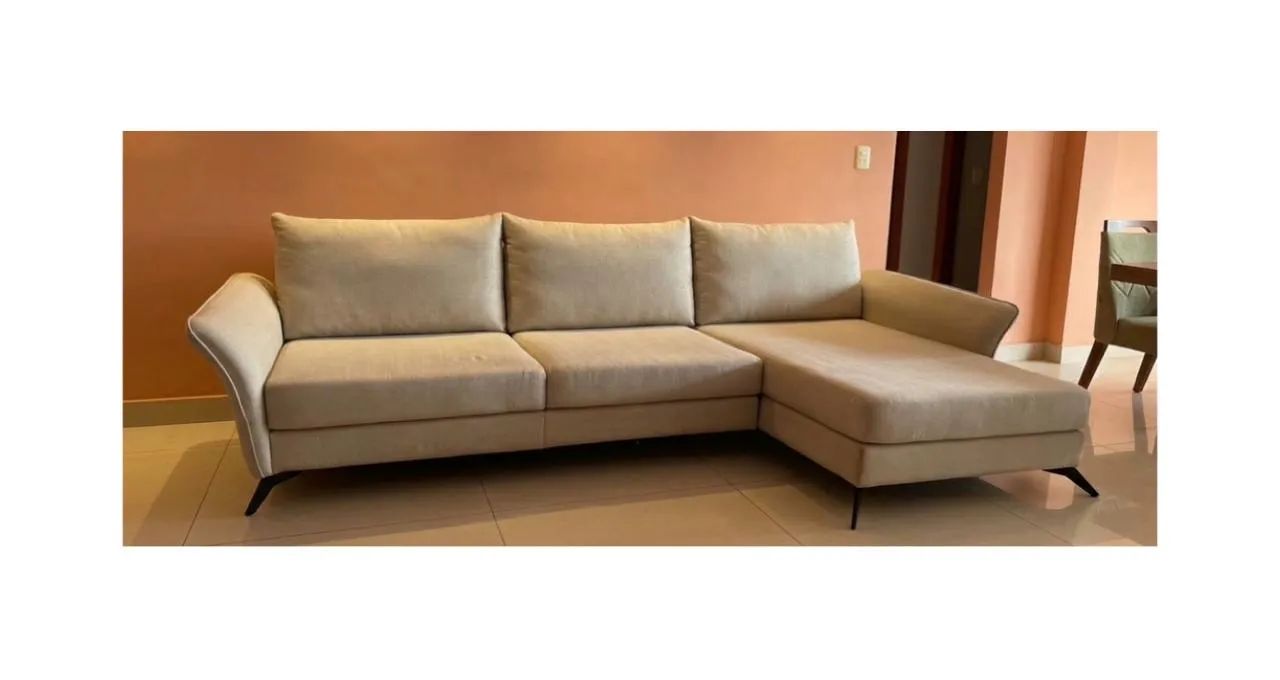 SOFÁ COM CHAISE EM LINHO