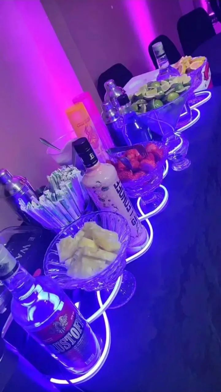 Barman drinks slzz
