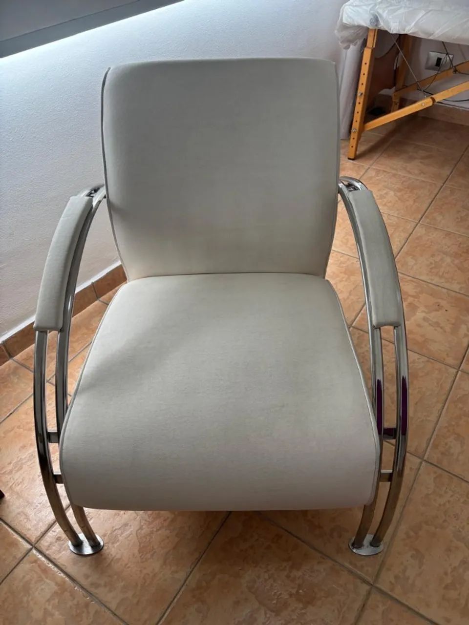 2 poltronas brancas com pés de alumínio - Foto 2
