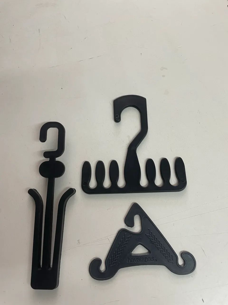 Cestas para compras e cabides para calçados 