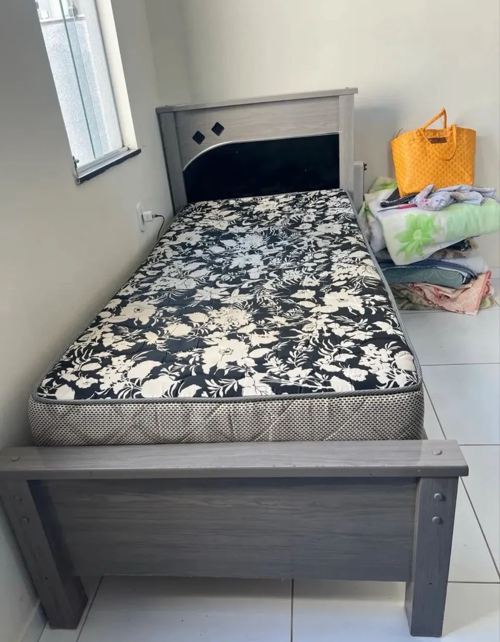Cama com colchão solteiro 