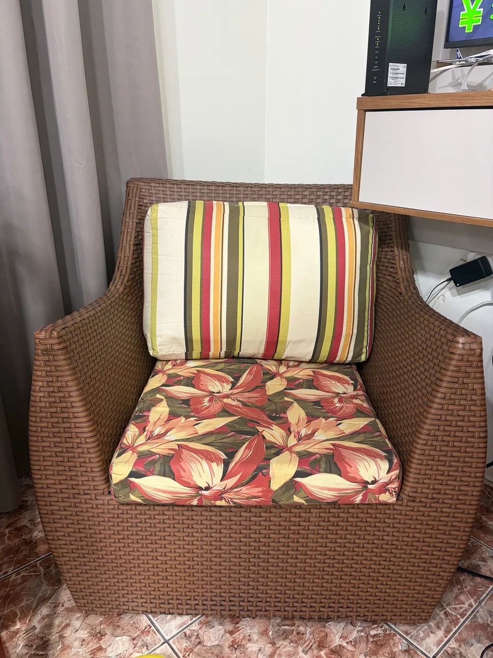 Poltrona de Rattan Sintético com Almofadas - Excelente Estado - Foto 3